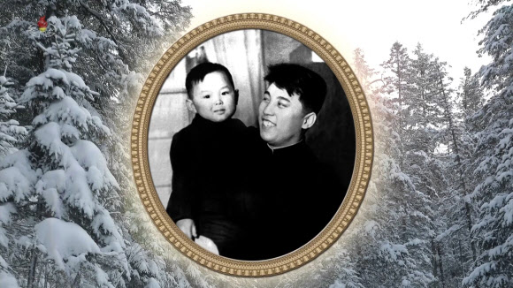 북한, 새해 첫 기록영화 공개…김일성 가족사진