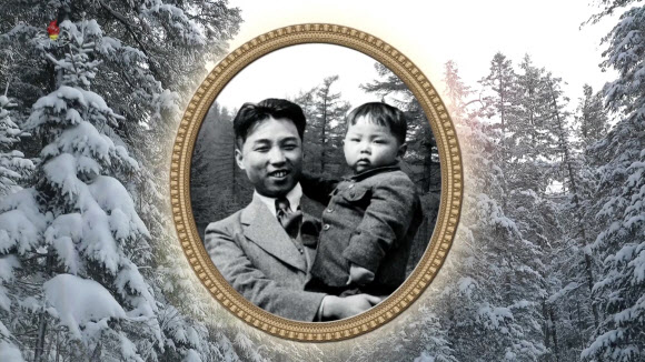 북한, 새해 첫 기록영화 공개…김일성 가족사진