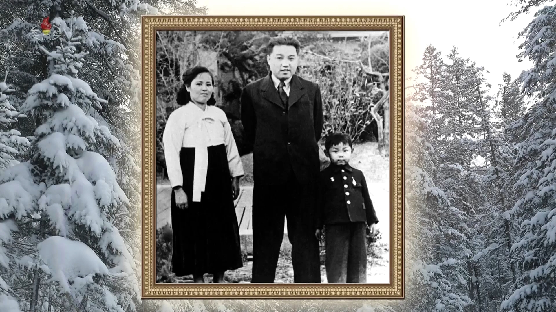 북한, 새해 첫 기록영화 공개…김일성 가족사진
