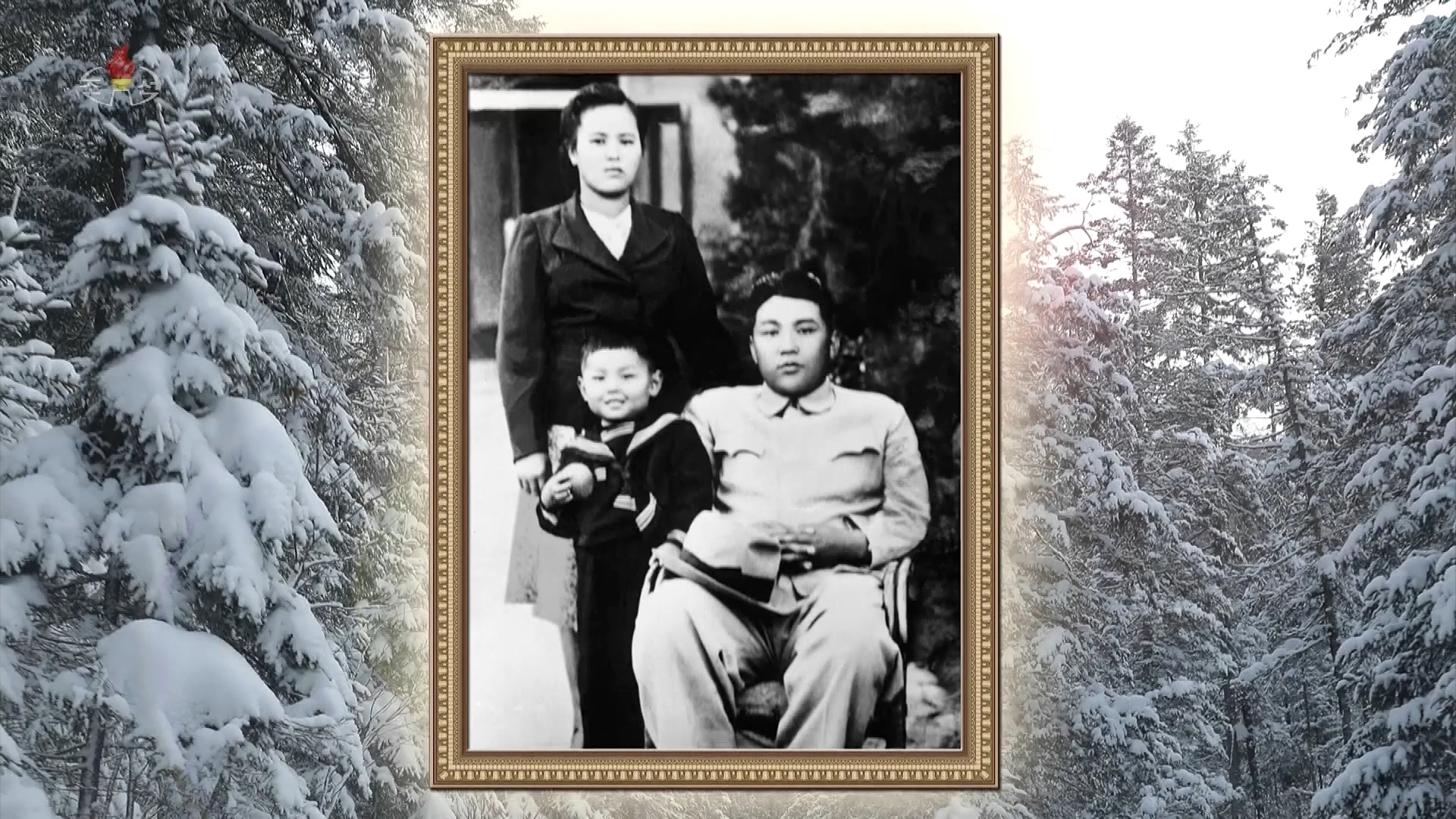 북한, 새해 첫 기록영화 공개…김일성 가족사진