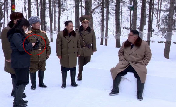 북한, 새해 첫 기록영화 공개…스마트폰 쓰는 리설주