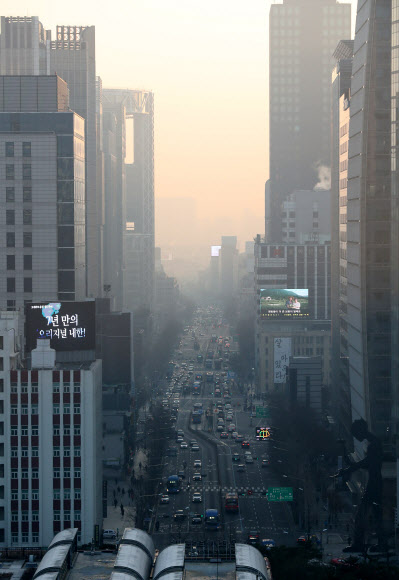 미세먼지로 꽉 막힌 도심