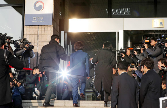 출근하는 추미애 신임 법무부 장관