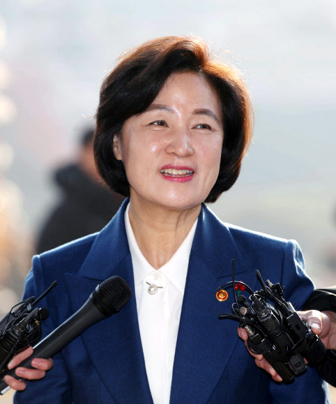 취재진 질문받는 추미애 신임 법무부 장관