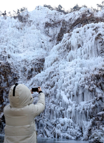 겨울왕국으로 변한 청송 얼음골