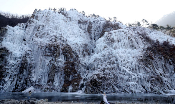 ‘꽁꽁 얼어붙은 청송 얼음골’