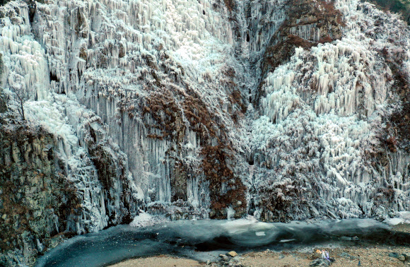 ‘꽁꽁 얼어붙은 청송 얼음골’