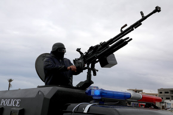 지난달 30일(현지시간) 리비아 수도 트리폴리에서 유엔이 합법로 승인한 정부 지원세력이 장갑차에서 무기를 들고 있다. 트리폴리 로이터 연합뉴스