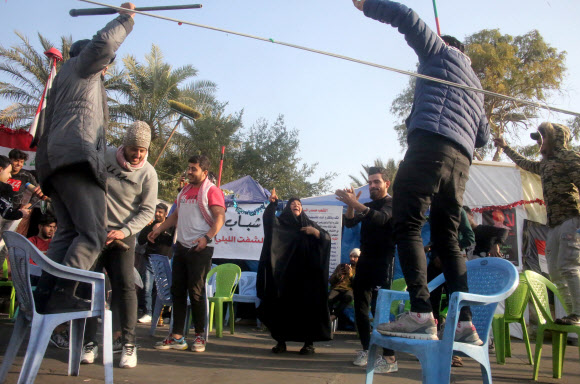 ‘이란 군부 실세 사망’에 기뻐하는 이라크 반정부 시위대