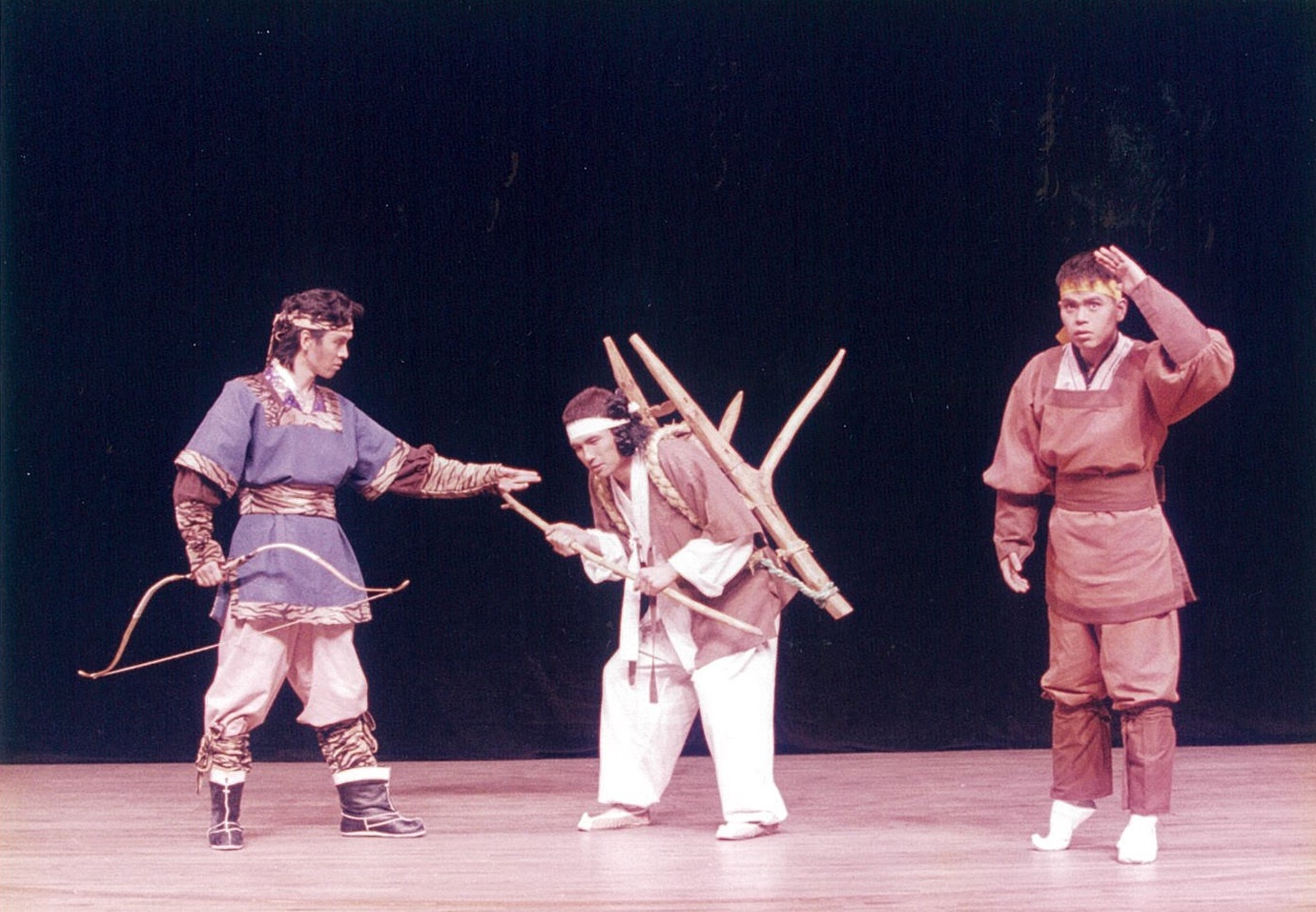 배우 황정민(가운데)이 1998년 서울 정동극장에서 가족뮤지컬 ‘나무꾼과 선녀’ 공연을 하고 있다. 정동극장 제공