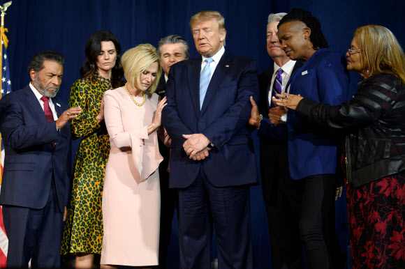 3일(현지시간) 미국 플로리다주 마이애미의 킹 지저스 교회에서 열린 트럼프를 지지하는 기독교인 연합행사에서 참석자들이 도널드 트럼프 미국 대통령를 위해 기도해주고 있다. AFP 연합뉴스