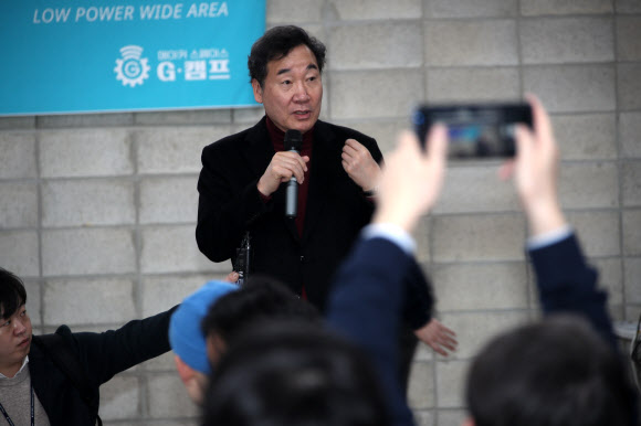 메이커 스페이스 방문한 이낙연 총리