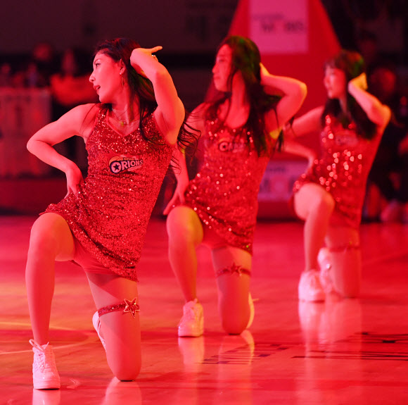 고양 오리온의 치어리더들이 지난 1일 경기도 고양체육관에서 진행된 서울 SK와의 경기를 앞두고 열띤 응원을 펼치고있다. 2020.01.01.  김도훈 기자 dica@sportsseoul.com