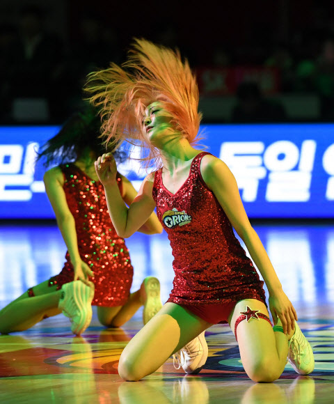 고양 오리온의 치어리더들이 지난 1일 경기도 고양체육관에서 진행된 서울 SK와의 경기를 앞두고 열띤 응원을 펼치고있다. 2020.01.01.  김도훈 기자 dica@sportsseoul.com