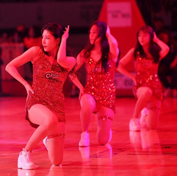 고양 오리온의 치어리더들이 지난 1일 경기도 고양체육관에서 진행된 서울 SK와의 경기를 앞두고 열띤 응원을 펼치고있다. 2020.01.01.  김도훈 기자 dica@sportsseoul.com