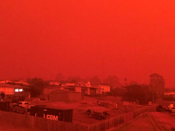 4일(현지시간) 호주 빅토리아주 지역이 산불로 인해 하늘이 붉은빛을 띠고 있다. 호주 남동부 해안 일대를 휩쓴 대형 산불은 지난해 9월부터 두 달 넘게 지속되고 있다. 로이터 연합뉴스