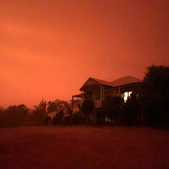 4일(현지시간) 호주 빅토리아주 지역이 산불로 인해 하늘이 붉은빛을 띠고 있다. 호주 남동부 해안 일대를 휩쓴 대형 산불은 지난해 9월부터 두 달 넘게 지속되고 있다. 로이터 연합뉴스