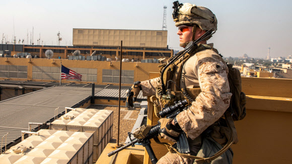 미 해병대 병사가 지난 3일(현지시간) 이라크 바그다드에 있는 미국 대사관 경계근무를 서고 있다.  미 국방부 제공 AFP 연합뉴스 