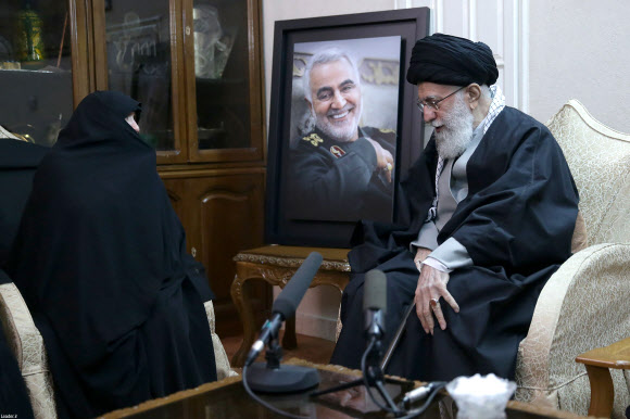 이란 최고 지도자 아야톨라 알리 하메네이가 지난 3일(현지시간) 미군 공습에 의해 목숨을 잃은 카셈 솔레이마니 소장의 유족을 만나 위로하고 있다. 테헤란 AFP 연합뉴스 