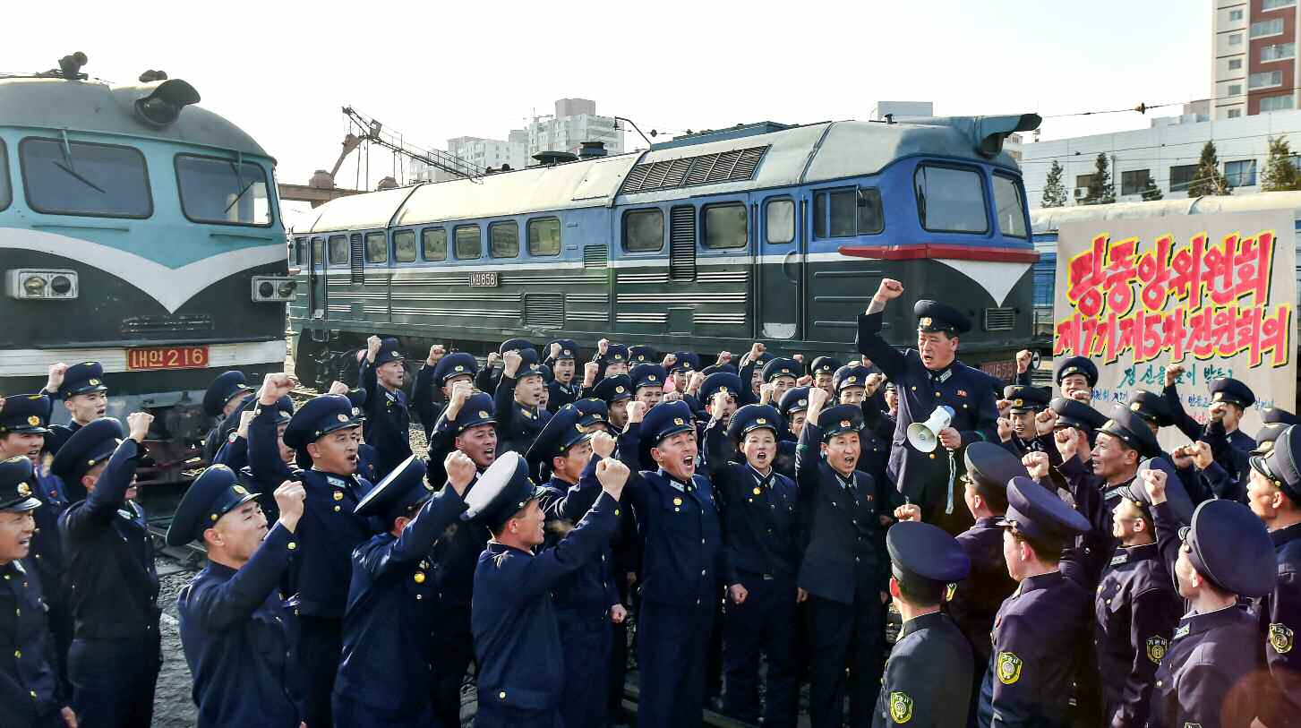 “전원회의서 제시된 전투적 과업 관철할 결의에 넘쳐”