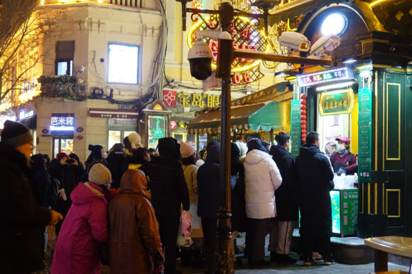 영하 20도에도 아이스크림 사려고 줄 선 사람들