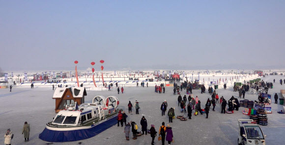 꽁꽁 언 쑹화강 위에 생긴 ‘겨울 놀이터’