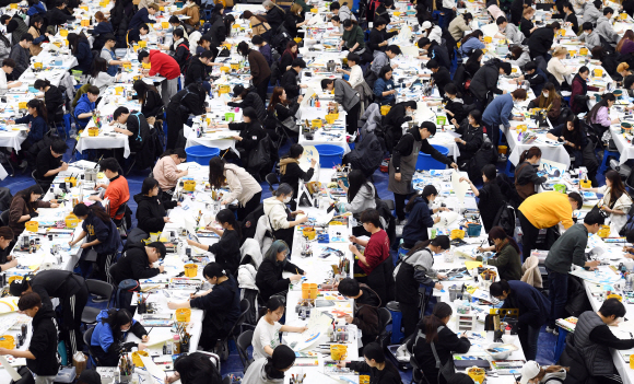 5일 서울 노원구 삼육대학교 체육관에서 치러진 2020학년도 정시모집 미술 실기고사에서 아트앤디자인학과 수험생들이 실기고사를 보고 있다. 2020. 1. 5. 박윤슬 기자 seul@seoul.co.kr
