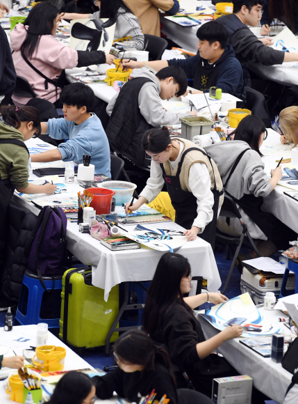 5일 서울 노원구 삼육대학교 체육관에서 치러진 2020학년도 정시모집 미술 실기고사에서 아트앤디자인학과 수험생들이 실기고사를 보고 있다. 2020. 1. 5. 박윤슬 기자 seul@seoul.co.kr