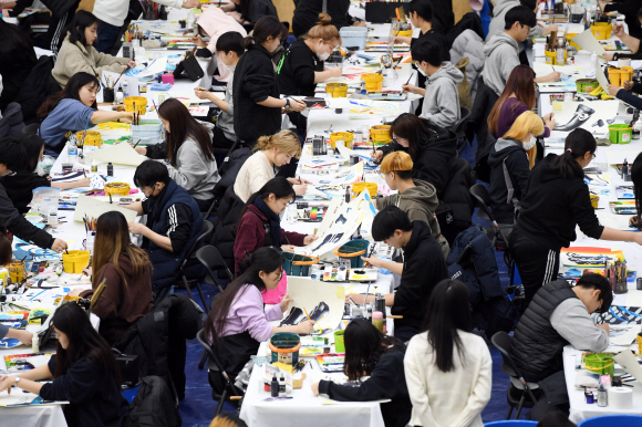 5일 서울 노원구 삼육대학교 체육관에서 치러진 2020학년도 정시모집 미술 실기고사에서 아트앤디자인학과 수험생들이 실기고사를 보고 있다. 2020. 1. 5. 박윤슬 기자 seul@seoul.co.kr