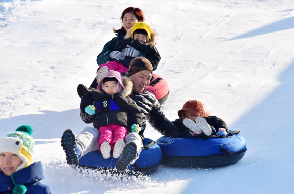 새해 첫 휴일인 5일, 서울 광진구 뚝섬한강공원 눈썰매장을 찾은 가족단위의 시민들이 눈썰매를 타며 즐거워 하고 있다. 2020.1.5 이종원 선임기자 jongwon@seoul.co.kr