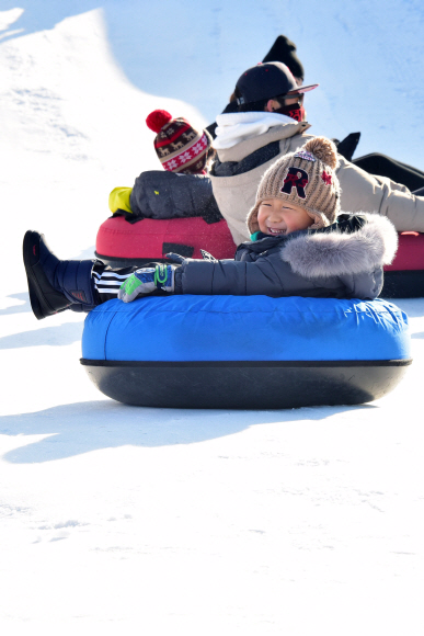 새해 첫 휴일인 5일, 서울 광진구 뚝섬한강공원 눈썰매장을 찾은 가족단위의 시민들이 눈썰매를 타며 즐거워 하고 있다. 2020.1.5 이종원 선임기자 jongwon@seoul.co.kr