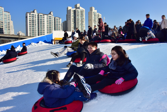 새해 첫 휴일인 5일, 서울 광진구 뚝섬한강공원 눈썰매장을 찾은 가족단위의 시민들이 눈썰매를 타며 즐거워 하고 있다. 2020.1.5 이종원 선임기자 jongwon@seoul.co.kr
