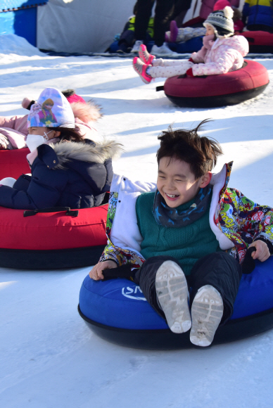 새해 첫 휴일인 5일, 서울 광진구 뚝섬한강공원 눈썰매장을 찾은 가족단위의 시민들이 눈썰매를 타며 즐거워 하고 있다. 2020.1.5 이종원 선임기자 jongwon@seoul.co.kr