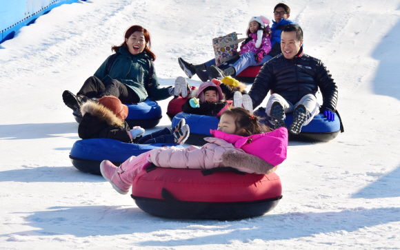 새해 첫 휴일인 5일, 서울 광진구 뚝섬한강공원 눈썰매장을 찾은 가족단위의 시민들이 눈썰매를 타며 즐거워 하고 있다. 2020.1.5 이종원 선임기자 jongwon@seoul.co.kr