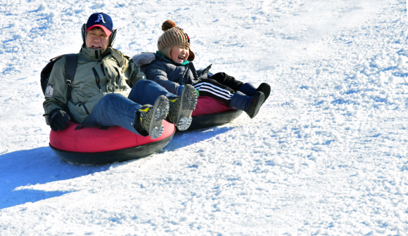 새해 첫 휴일인 5일, 서울 광진구 뚝섬한강공원 눈썰매장을 찾은 가족단위의 시민들이 눈썰매를 타며 즐거워 하고 있다. 2020.1.5 이종원 선임기자 jongwon@seoul.co.kr