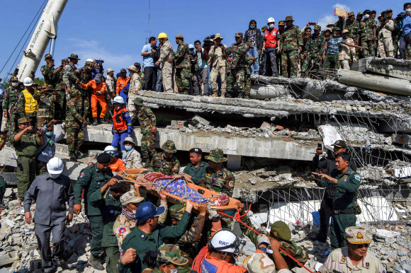 캄보디아 신축 중 호텔 붕괴… 최소 36명 사망 