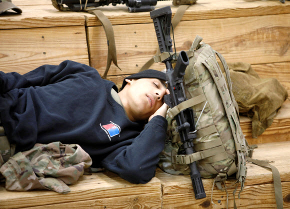 미군 제82 공수사단 소속 장병들이 4일(현지시간) 노스캐롤라이나주 포트 브래그 기지에서 파병을 앞두고 휴식을 취하고 있다. REUTERS=연합뉴스