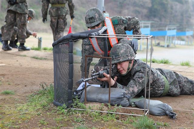 육군 장병이 육군보병학교 사격장에서 사격훈련을 하고 있다. 소총 오른쪽에는 탄피 분실을 막기 위해 디지털 무늬의 탄피받이를 결합한 모습이 보인다.  육군 제공