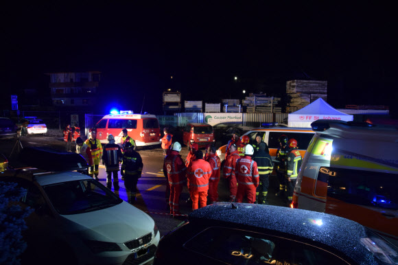 응급 구조요원들이 5일 이탈리아 북부 루타치의 음주운전 사고 현장에서 수습에 안간힘을 쓰고 있다. 루타치 신화 연합뉴스 