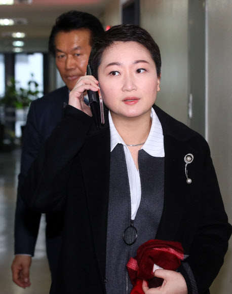 통화하는 이언주