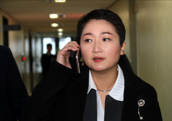 통화하는 이언주