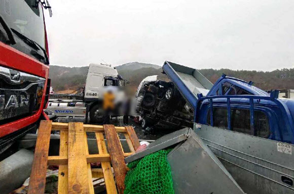 합천 추돌사고로 파손된 차량