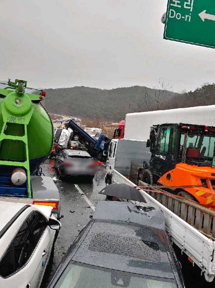 합천 추돌사고로 파손된 차량