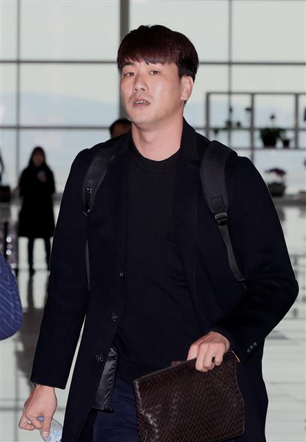 김광현이 6일 일본 오키나와로 출국하기 위해 인천공항을 나서고 있다. 뉴스1