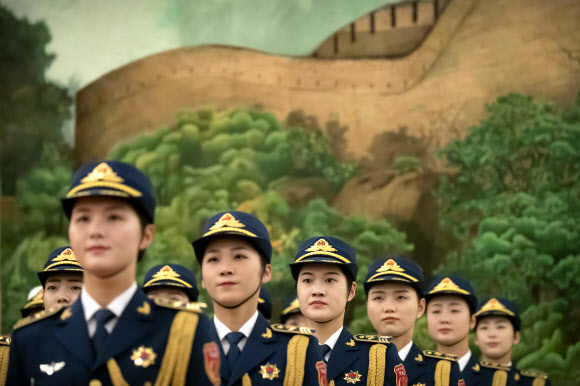 의장대원들이 6일(현지시간) 중국 베이징의 인민대회당에서 열린 타네티 마마우 키리바시 대통령 환영식 전에 도열하고 있다. AP 연합뉴스