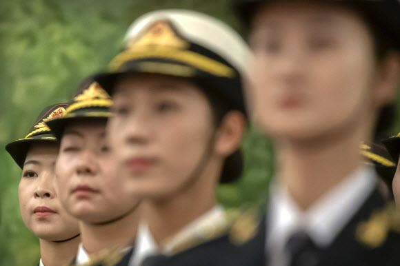 의장대원들이 6일(현지시간) 중국 베이징의 인민대회당에서 열린 타네티 마마우 키리바시 대통령 환영식 전에 도열하고 있다. AP 연합뉴스