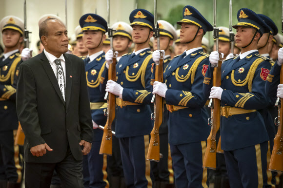 타네티 마마우 키리바시 대통령이 6일(현지시간) 중국 베이징의 인민대회당에서 의장대를 사열하고 있다. AP 연합뉴스