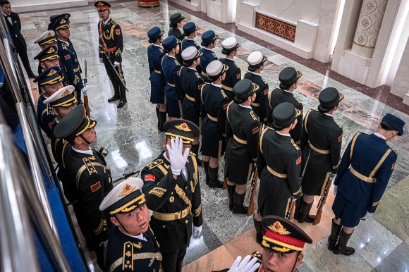 의장대가 6일(현지시간) 중국 베이징의 인민대회당에서 시슬리트 라오스 총리가 사열하기 전 도열하고 있다. EPA 연합뉴스