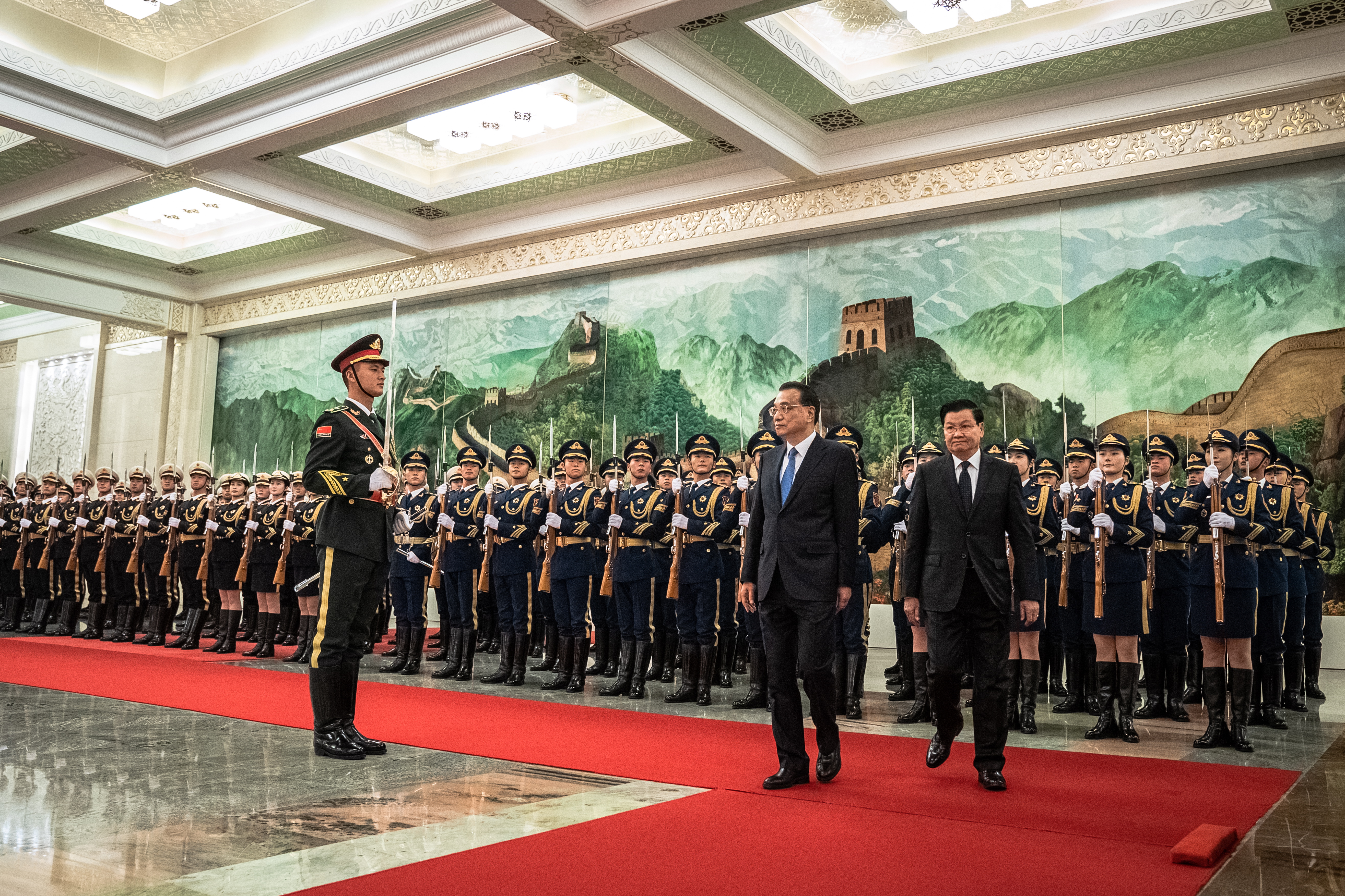 리커창(가운데) 중국 총리와 통룬 시슬리트(오른쪽) 라오스 총리가 6일(현지시간) 중국 베이징의 인민대회당에서 의장대를 사열하고 있다. EPA 연합뉴스
