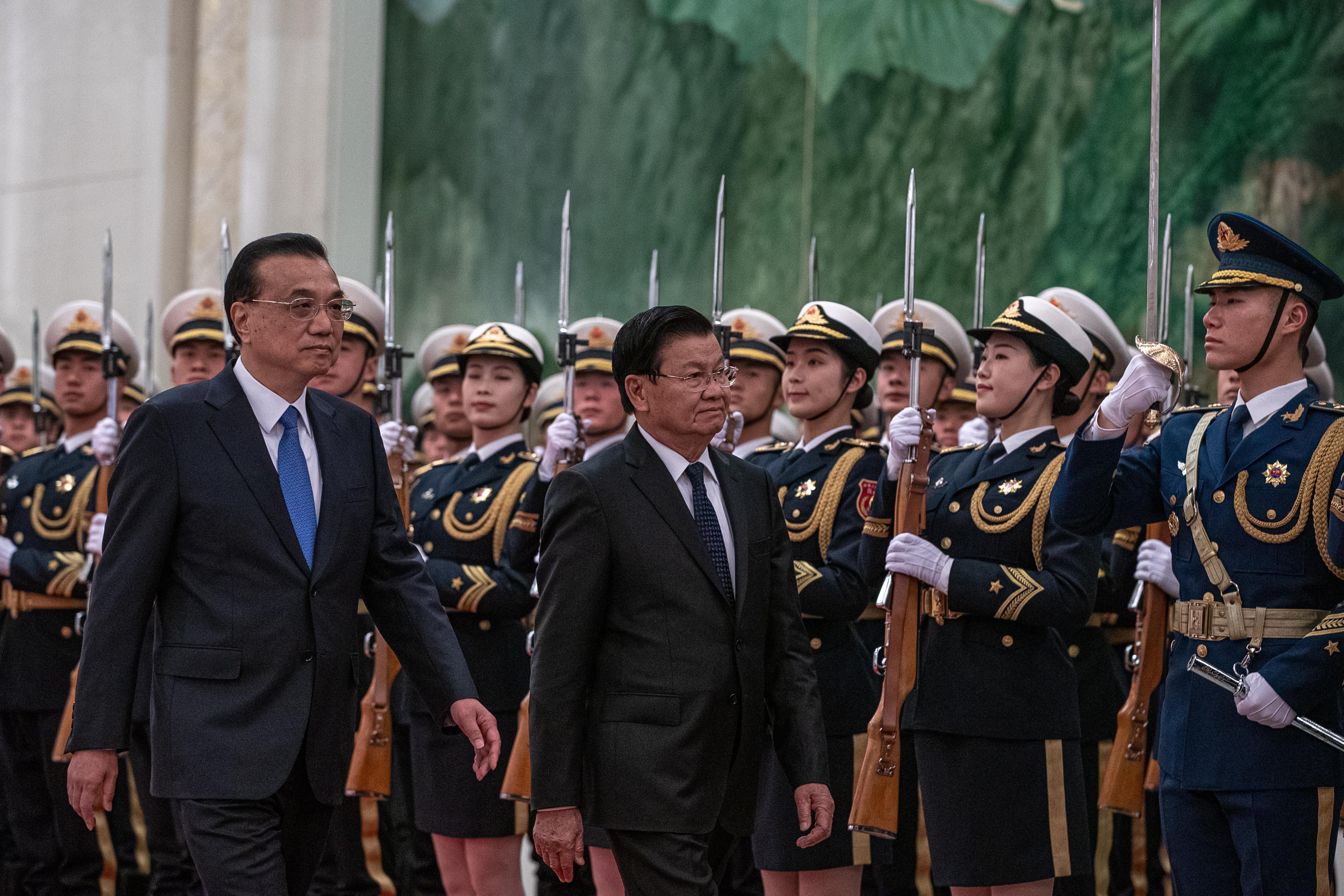 리커창(왼쪽) 중국 총리와 통룬 시슬리트(가운데) 라오스 총리가 6일(현지시간) 중국 베이징의 인민대회당에서 의장대를 사열하고 있다. EPA 연합뉴스